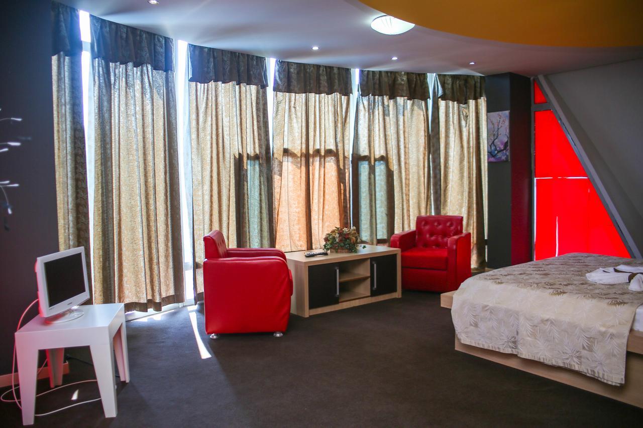Hotel Vila Aeroport Rinas Exterior photo