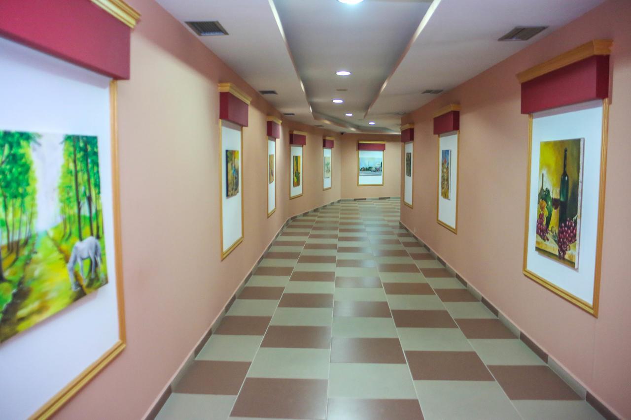 Hotel Vila Aeroport Rinas Exterior photo