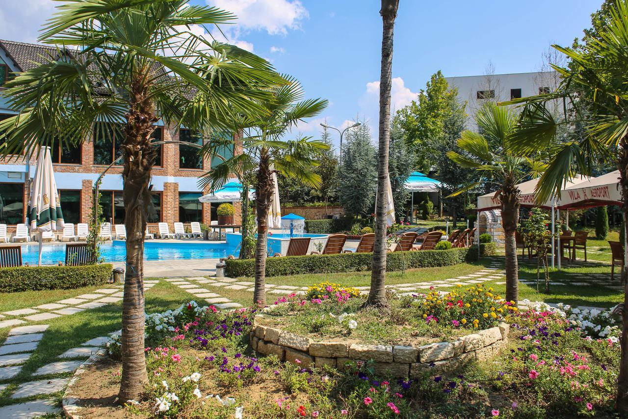 Hotel Vila Aeroport Rinas Exterior photo