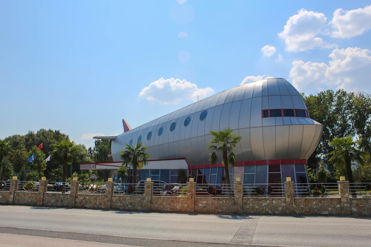 Hotel Vila Aeroport Rinas Exterior photo